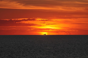 &nbsp; / Рыбинка...закат...на горизонте Череповецкие трубы.........и кораблик...