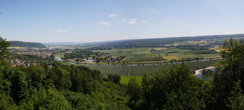  / Aussicht auf die Stadt, den Fluss und den Solling, aufgenommen auf dem Rodeneckturm
Kamera: Lumix FZ45, Stitch erstellt mit microsoft ICE
