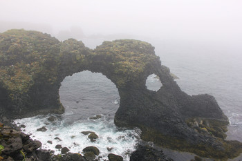 Снафедльснесс / Снафедльснесс (Snæfellsnes). Этот полуостров называют Исландией в миниатюре. Здесь сконцентрировано большое разнообразие природных образований: вулкан, лавовые поля, пещера, скалистые утёсы, водопады.