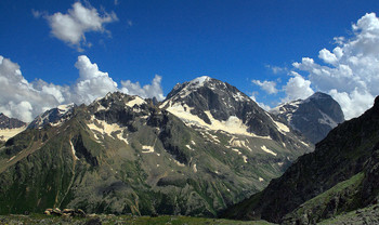 Трапеция, вид с боку / Кавказ. Узункол. Вид на вершину Трапеция из под перевала Беляева