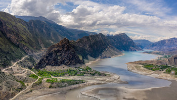 В горной долине / Панорама долины реки Кара-Койсу, горный Дагестан. Аэросъемка