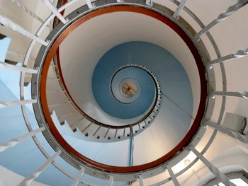 &nbsp; / Die blaue Schnecke - Treppe im Leuchtturm Lyngvig Fyr ist ein sehr beliebtes Motiv.
Für dieses Foto, von ganz unten - musste ich die Kamera mit langem Arm durch das Geländer unten im Turm in die Mitte bringen.
https://1drv.ms/i/s!AgQxCgHD7ezaoSAuGovMoBDxRoj5
Ich war alleine, so konnte ich in Ruhe diese Gymnastik machen ;-)