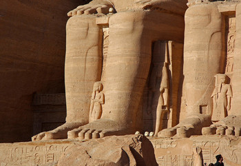 Неравенство сторон / У ног владыки. Храм Рамзеса II, Абу-Симбел, Египет.