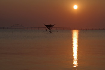 Рассветы над проливом / Крым, мост, утро, лето, солнце, море ,рыбаки, каравы