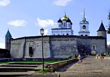 Вид на Псковский Кремль. / Вход на территорию Пскоского Кремля со стороны города.