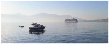 &quot; Как провожают пароходы...&quot; / Черногория , раннее утро, по сонному морю в узком фарватере проходят океанские корабли...