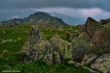 Пасмурно в горах / Харатас — горный хребет в Кузнецком Алатау, в западной части Усть-Абаканского района Республики Хакасия. Абсолютные высоты возрастают с севера на юг, от 1200 до 2211 м (г. Старая Крепость)