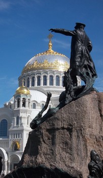 Памятник адмиралу Макарову / Памятник находится на Якорной площади перед Морским собором в Кронштадте.