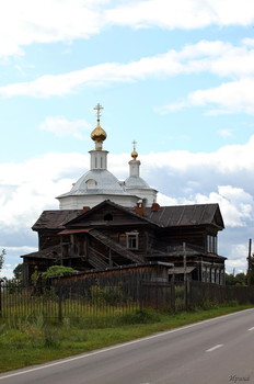 Казанская церковь. / Кирпичный храм с декором в стиле классицизма, выстроенный в 1787-1790. Здание типа восьмерик на четверике с трапезной и колокольней, завершенной двумя восьмериками под куполом. В трапезной приделы Никольский и Иоанна Дамаскина...Село Макарьево находится на северном берегу Волги в 120 километрах от Нижнего Новгорода.