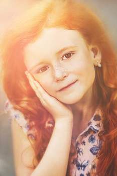 Девочка,которая полюбила солнце / "Девочка обожала солнце и с рассвета до заката любовалась им. Когда вечером солнце заходило, она с грустью шла домой, живя мечтой о том, что завтра она снова его увидит."