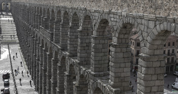 &nbsp; / Самый длинный древнеримский акведук, сохранившийся в Западной Европе. Расположен в испанском городе Сеговия. Его длина составляет 728 м, высота 28 м. Является наземным отрезком многокилометрового водопровода.