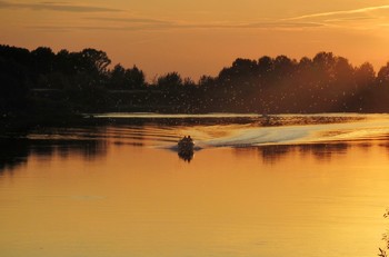Оранжевое небо, оранжевый закат.... / Рязанская область, река Ока. Возвращение с рыбалки.