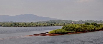 Панорама на реку Кавери / Река Кавери также известна как Дакшина Ганга. Одна из 7 священных рек Индии, берущая начало в штате Картнатака среди холмов Брахмагири. Кавери, протекая через Карнатаку и Тамил Наду, впадает в Бенгальский залив.