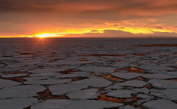 morning fire / зимний рассвет в Охотском море.