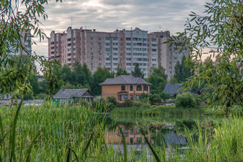 Городские контрасты. / Конаково, мкрн.Александровка.