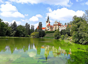 Замок / Замок в стиле неоренессанса и природа всего в нескольких километрах от Праги