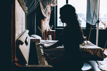 Девушка - загадка / В студии девушка и пианино.
