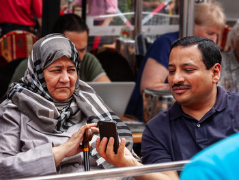 Мама, это гаджет. / Уличная фотография. На фото арабы в хафешке сидят...