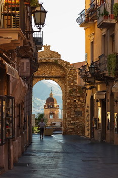 Taormina, Porta Messina. / Главная улица в Таормине, Сицилия.
