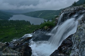 Водопад на озере Харатас / Каскад водопадов возле озера Харатас.