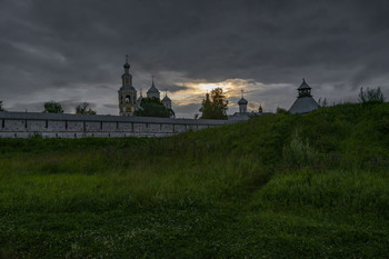 начало дня / лето, утро, окрестности Вологды, Спасо-Прилуцкий монастырь.