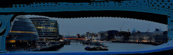Темная не сторона / Лондон.Вид на Темзу через пролет моста