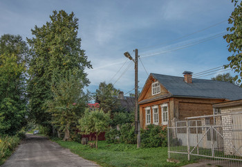 По улочке "старого города". / Конаково, старая часть города.