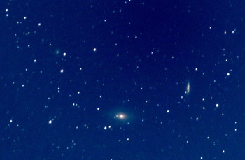 Бодэ, сигара и NGC 3077 / Астрофото. Фотоаппарат на спине телескопа с автонаведением &quot; Autostar&quot;. Объектив Pentax 55-300 4.5-5.6. ФР 300. Сложение в DSS. Телескоп маленький, держал плоховато, но кое-что получилось. Лучше, чем без него. Галактика &quot;Туманность Бодэ&quot; и галактика &quot;Сигара&quot;. Левее сверху можно разглядеть галактику NGC 3077. У Бодэ , если очень захотеть, угадываются рукава.