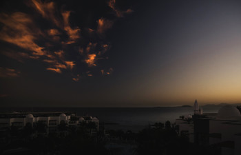 &nbsp; / Die Sonne auf Lanzarote verbrennt die Wolken