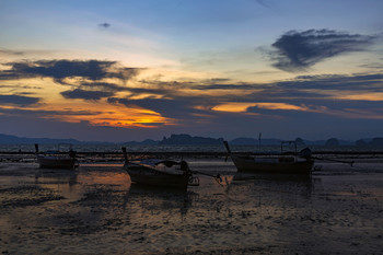 Закат, лодки и пляж / Андаманское море, Краби, Тайланд.
Август, 2019