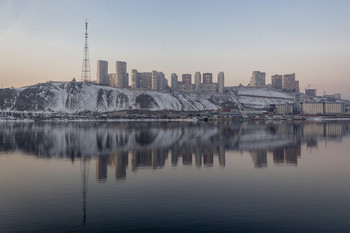 Отражение города. / Вечереет, жилой комплекс &quot;Орбита&quot; , г. Красноярск, отражается в водах Енисея.