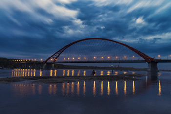 Связующее звено / Вид на мост с рыбачком