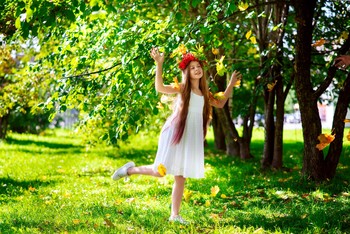 В танце с жёлтыми листьями / модель Юлиана Смирнова