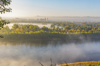 Город в тумане. / Красноярск, остров Татышев на реке Енисей окутан густым, утренним туманом.