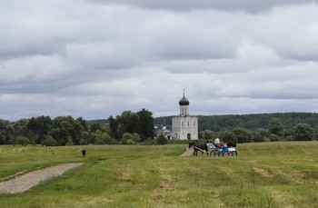 Дорога к храму... / Покрова на Нерли... 
Небольшой белокаменный храм, расположенный в российской глубинке, является одним из самых узнаваемых символов России.