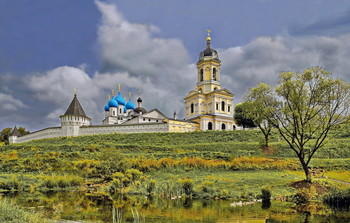 Высоцкий монастырь / История монастыря начинается в 1374 году, когда преподобный Сергий Радонежский пришел в Серпухов благословить строительство обители. Она была заложена на Высоком холме, поэтому новый монастырь стал именоваться Высоцким