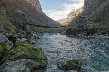 У горной реки / Река Чегем протекает по одноименному ущелью в Кабардино-Балкарии.В этом же месте находятся Чегемские водопады.
