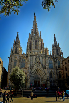 Собор Святого Креста и Святой Евлалии / Кафедральный собор Барселоны посвящен известной барселонской покровительнице, поэтому имеет еще второе название – Собор Святого Креста и Святой Евлалии (исп. Catedral de la Santa Cruz y Santa Eulalia; кат. Catedral de la Santa Creu i Santa Eulàlia).