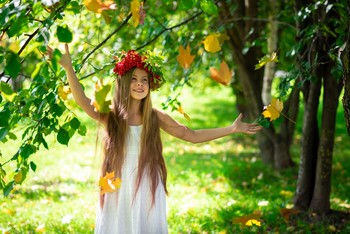 Танец кленовых листьев / модель Юлиана Смирнова