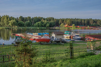 Утро на лодочной. / Прокат лодок и катамаранов. Город Конаково, река Донховка.