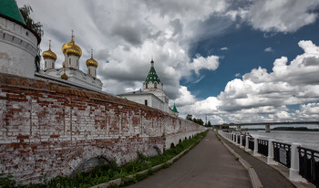Стена,облака / Кострома, Ипатьевский монастырь