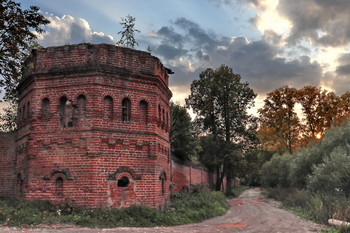 Старая башня. / Башня и стены - монастырь Воскресенский Свято - Фёдоровский, находится в селе Сергеево, около Шуи, Ивановская область.