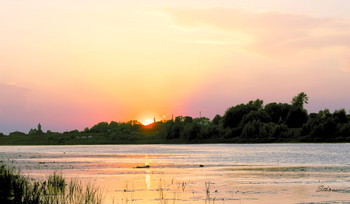 Красивый закат. / Летний закат на озере Исток. Юго-восток Московской области.