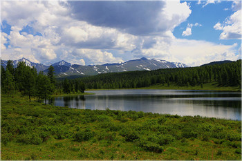 Горное озеро / Одно из озер Улаганского района. Алтай.
