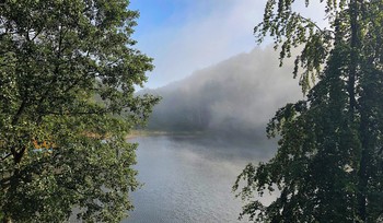 Сентября легкие туманы / Легкий бриз над озером разгоняет туман