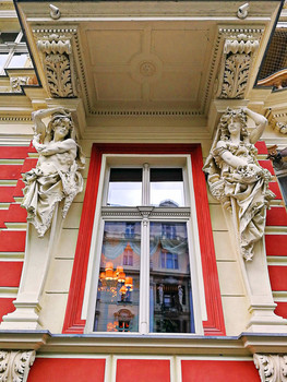 Атлант и Кариатида / карловы вары