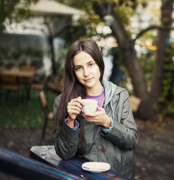 с чашкой кофе / портрет Оли с чашкой кофе