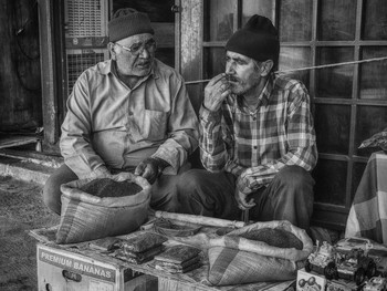 Продавцы чая / Снято от живота. А как еще в Иране людей снимать?