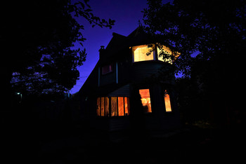 &quot;Есть комната на даче у меня с богатством...&quot; / &quot;Есть комната на даче у меня
 С богатством, в ней оставленным от века.
 Есть комната на даче у меня, -
 Из книг и тишины! - библиотека.
 Бывало, засидишься допоздна
 ( На дачах время странное, сам знаешь!),
 Окно откроешь, ляжешь у окна
 И книгу интересную читаешь ...&quot;
 Т.Травник