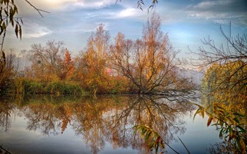 островок осени / Осенние краски островка на воде